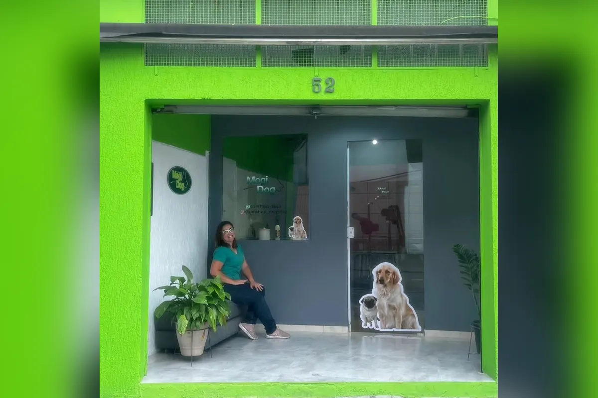 Fachada verde do Pet Shop Mogi Dog com o número 52 acima da entrada